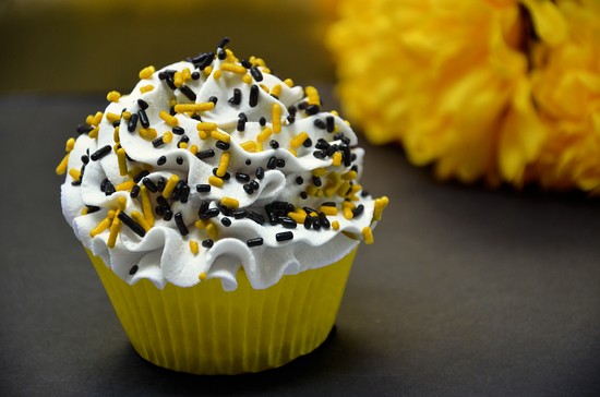 Load image into Gallery viewer, Bumblebee Mix Cupcake
